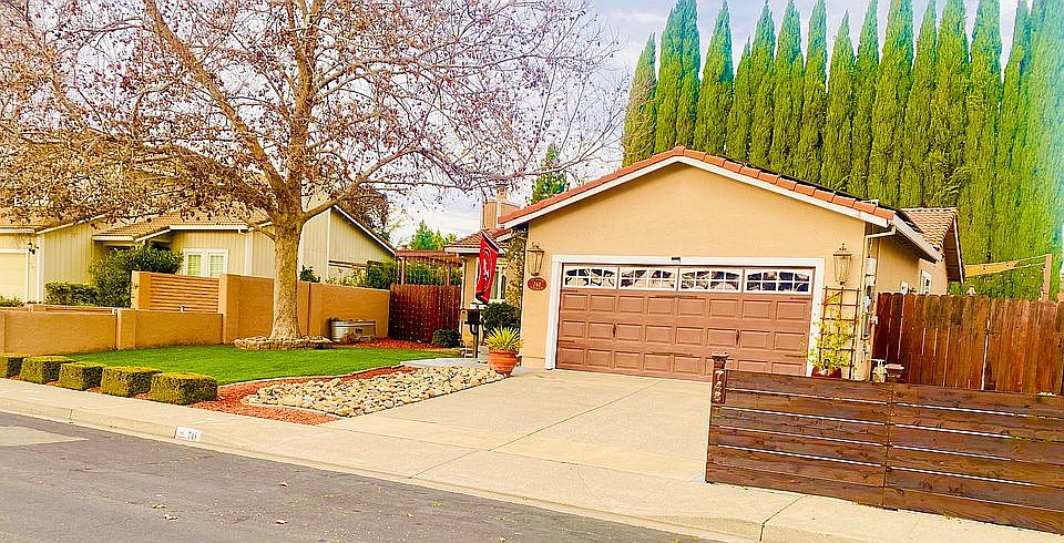1st image of 748 Scottsdale Dr