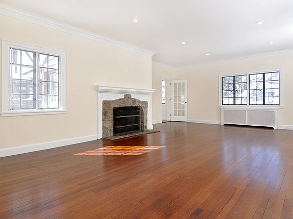 2nd image of 67 Parkway W