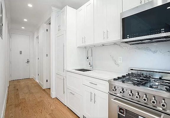3rd image of 1752 2nd Ave #2R