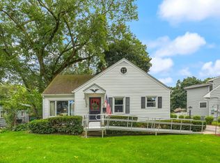 511 Golf Rd, Crystal Lake, IL 60014