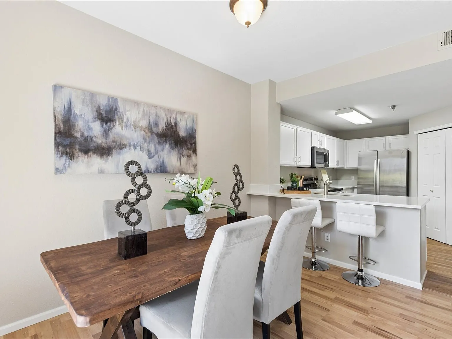 2 bed, 1080 sqft, $1,700 — Photo 3