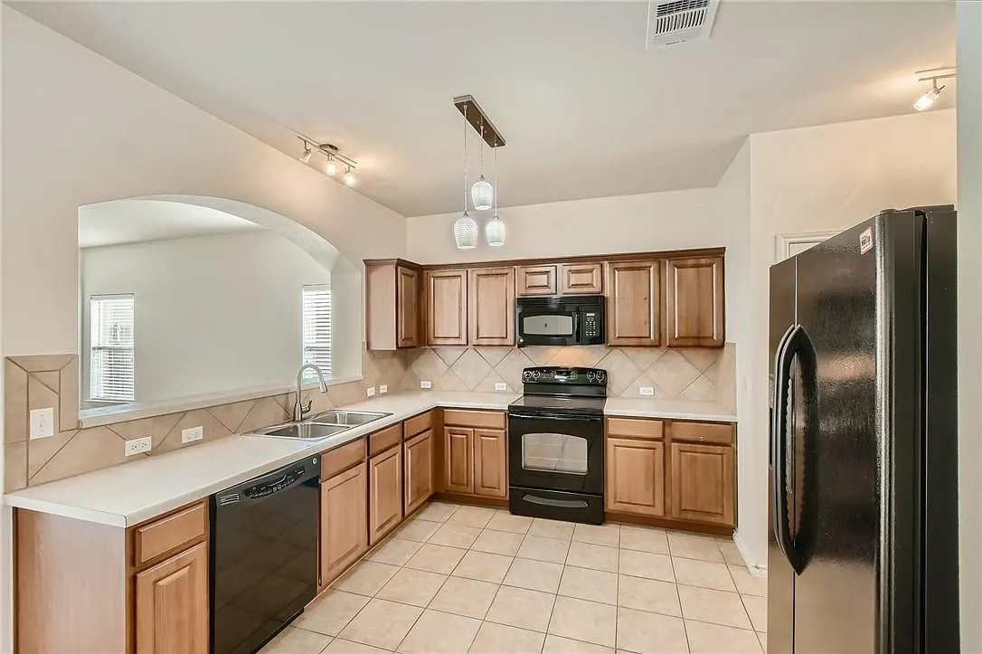 3 bed, 2.0 bath, 1490 sqft, $1,850 — Photo 3