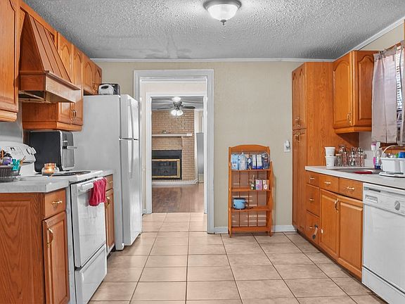 3rd image of 4724 Bradley St