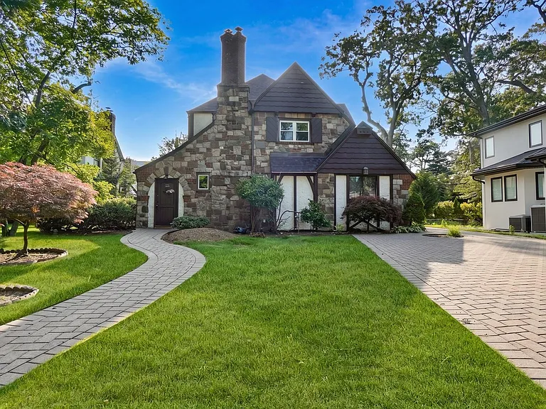 22 Parkwold Dr E — Photo 1