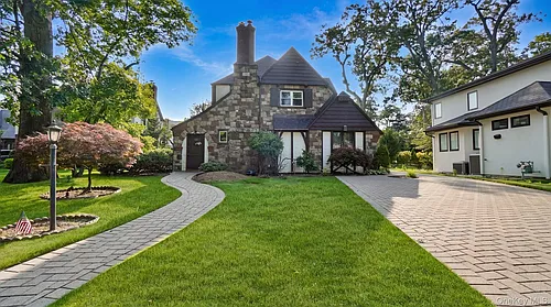 22 Parkwold Dr E Photo 1