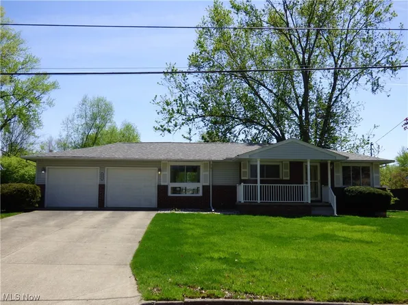 8002 Cherry Hill Dr NE, Warren, OH 44484