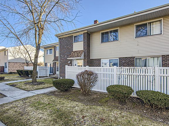 3rd image of 901 White Oak Ln