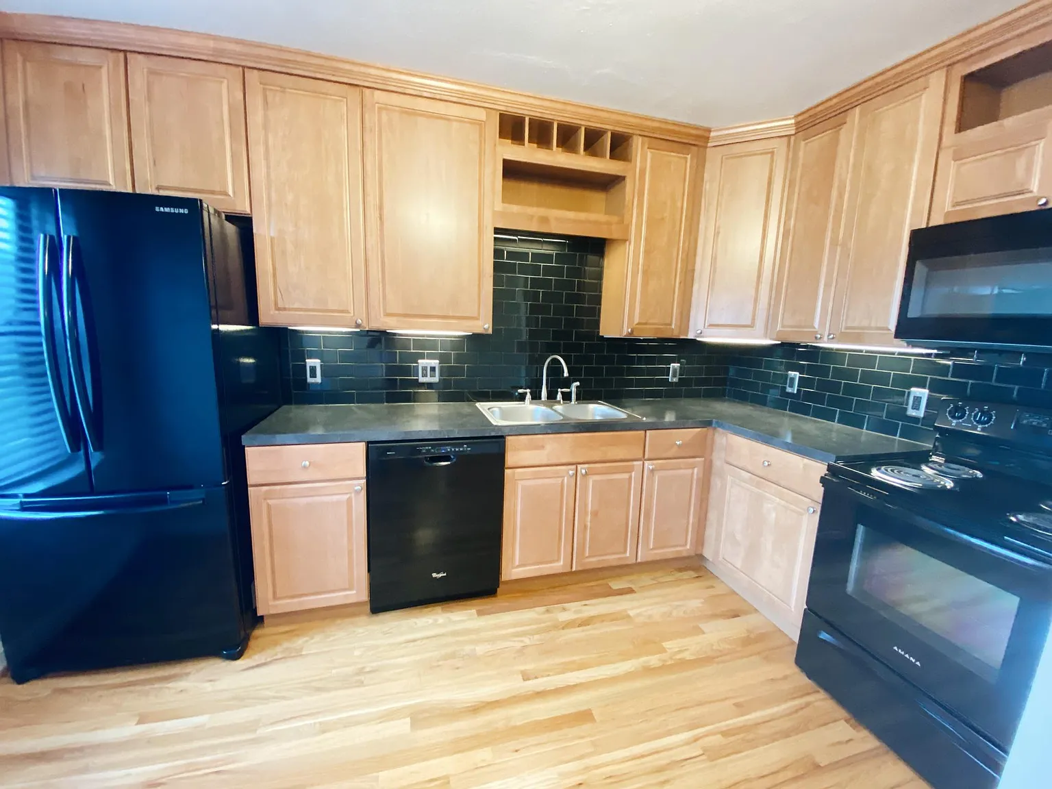 Carlyle Apartments — Photo 2