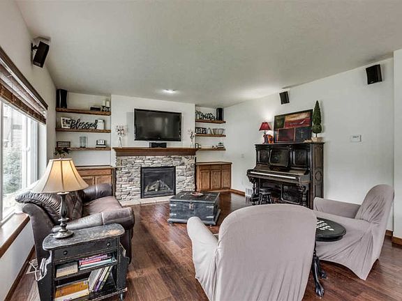 3rd image of 1901 S Clover Dr