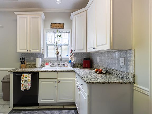 5th image of 127 Warwick Cir