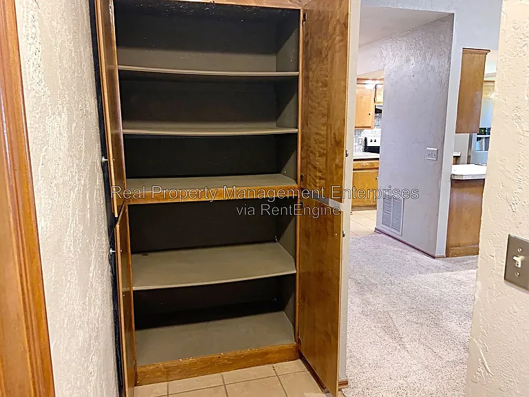 204 W 10th St — Photo 33