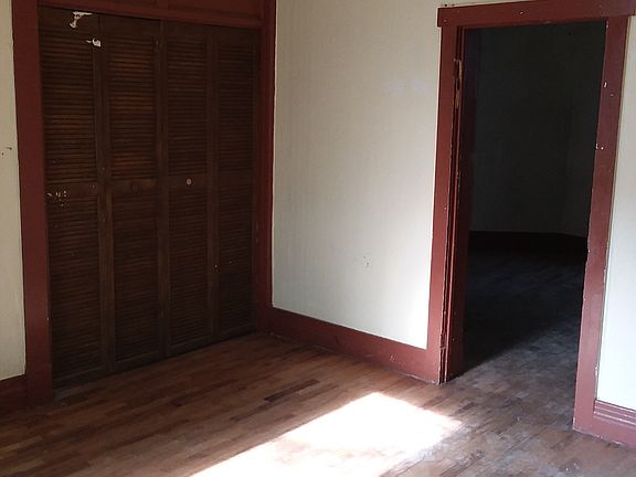 5th image of 215 E 6th St