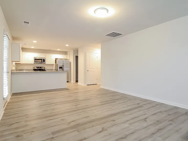 518 Whittier St — Photo 4