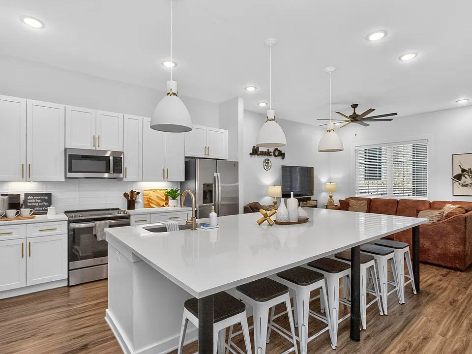 738 Douglas Ave #12