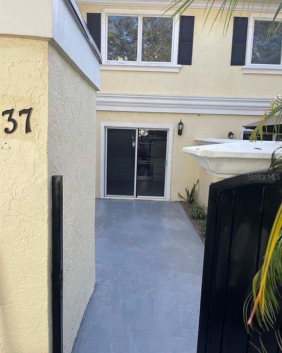 1st image of 1010 NE 8th Ave APT 37F