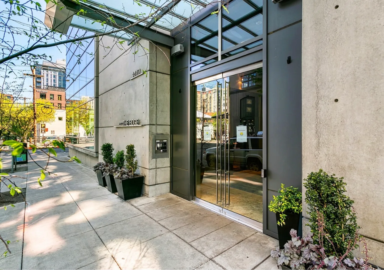 Stunning Condo in the Edge Lofts in NW Portland! Water/Sewer/Garbage/Recycling and Gas are Includ... — Photo 2
