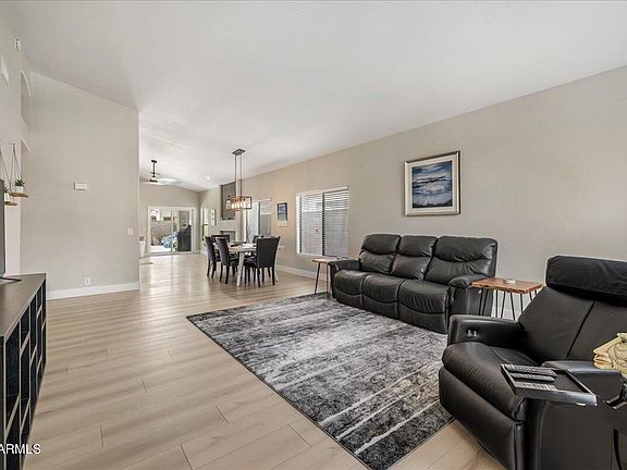 3rd image of 2223 W MYRTLE Drive