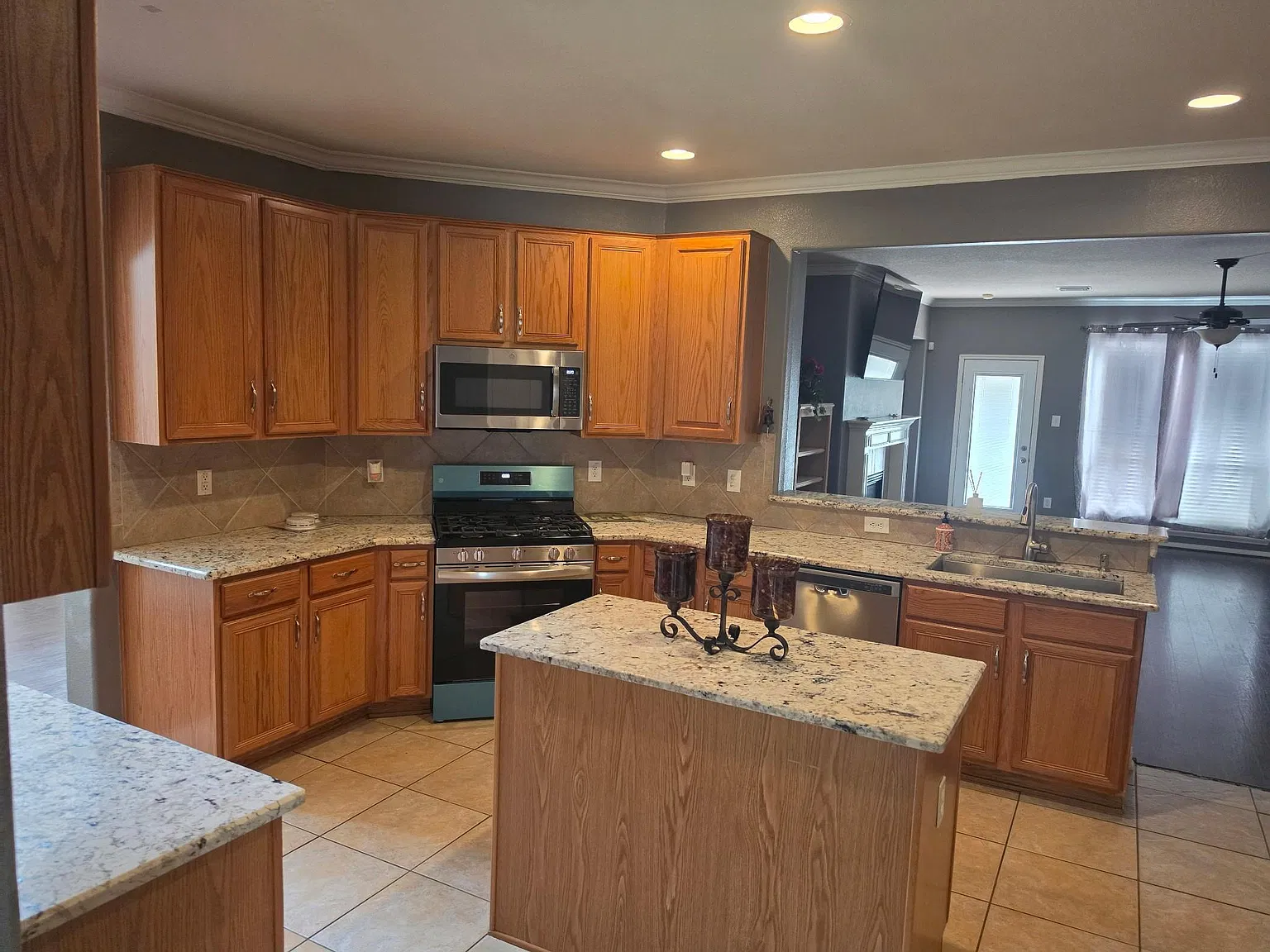 5 bed, 3.5 bath, 3421 sqft, $3,000 — Photo 2