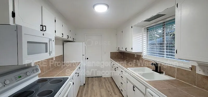 Building Photo - 920 S 68th St