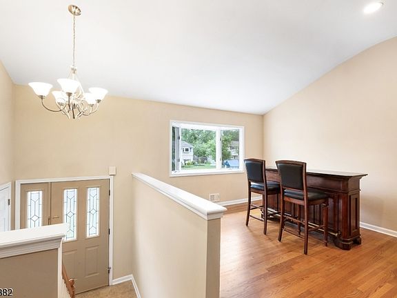3rd image of 8 Robin Rd