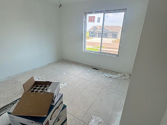 4th image of 524 Shirley St