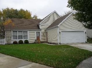 207 Alexandria Dr, Vernon Hills, IL