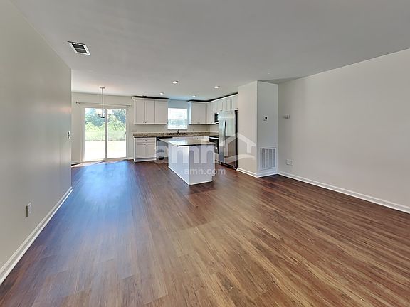 3rd image of 104 Castlebrook Dr