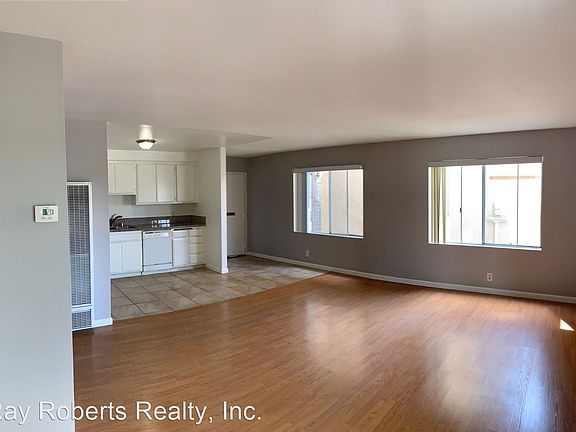 3rd image of 4522 N Lakewood Blvd APT 201
