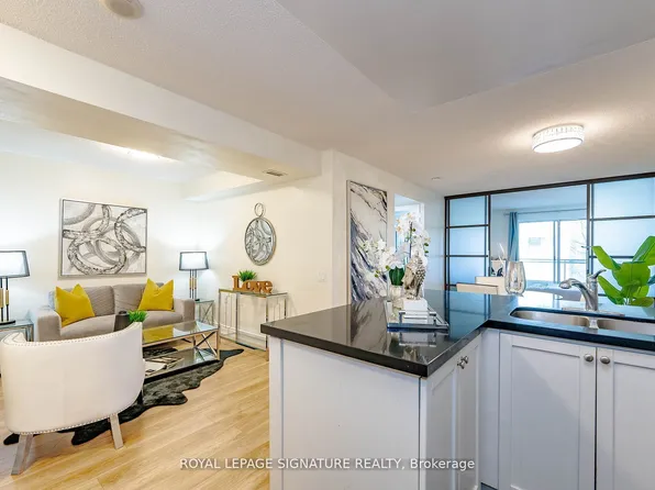 21 Hillcrest Ave #209, Toronto, ON M2N 7K2