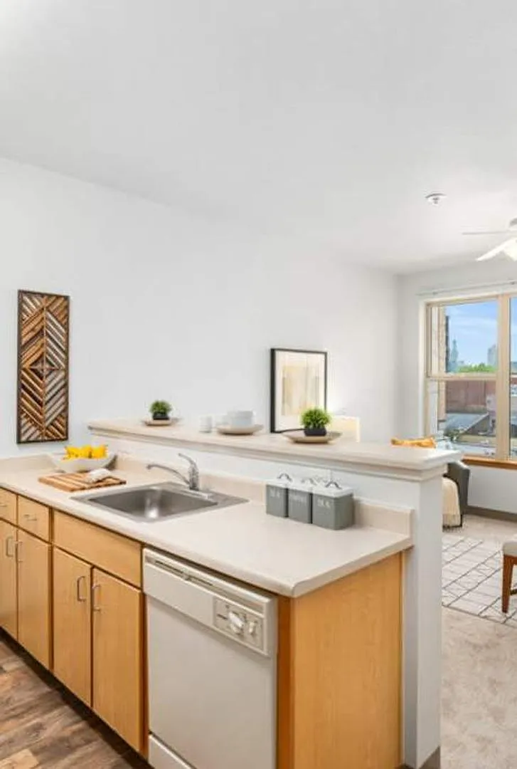 Fifth Avenue Place Apartments — Photo 3