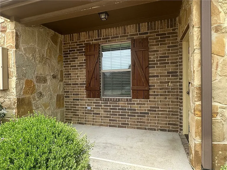 402 Baby Bear Dr — Photo 2