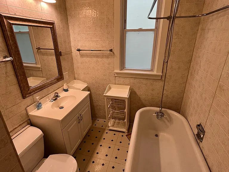 3137 N Hoyne Ave #1F — Photo 8