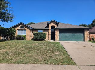 2918 Hollow Oak Dr, Grand Prairie, TX 75052