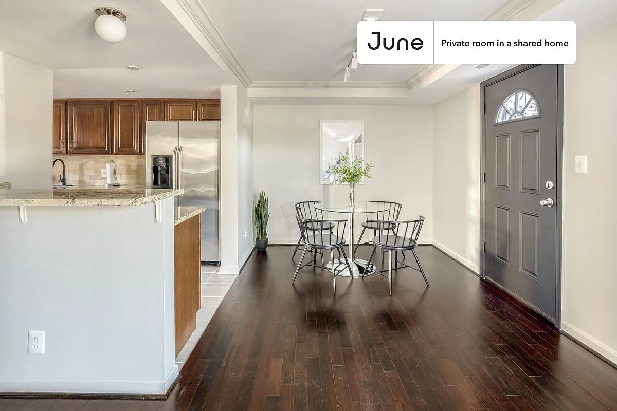 Queen bedroom in 5 bed/2.5 bath home in H Street #288 D — Photo 4