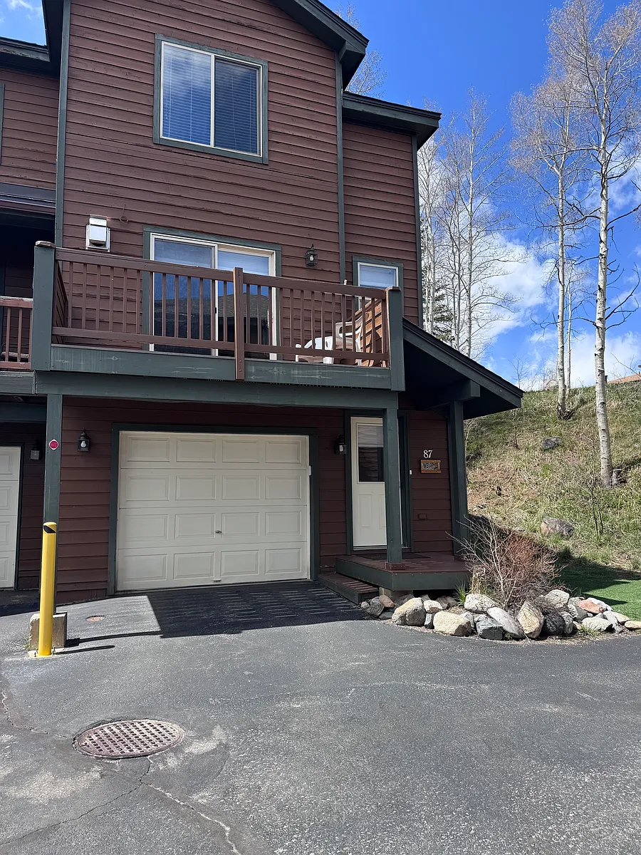 Entrance and garage entrance - 87 Salt Lick Pl #87