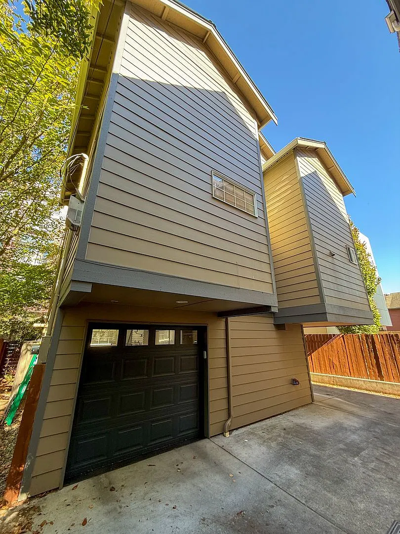 Stand-Alone Ballard Townhome with 3 En-Suite Bedrooms & A/C! — Photo 2