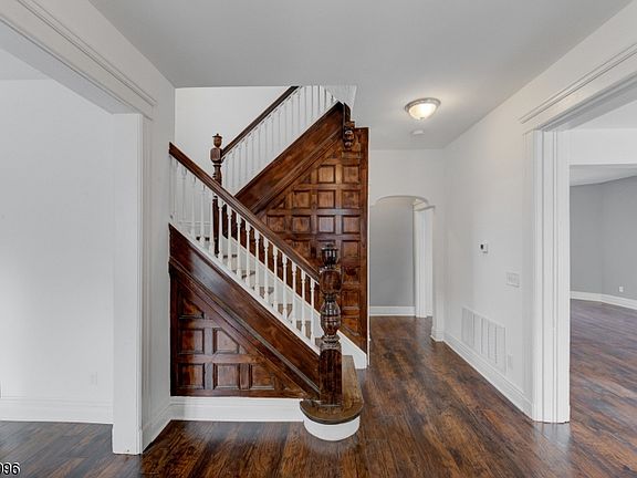 5th image of 22 Glenwood Pl