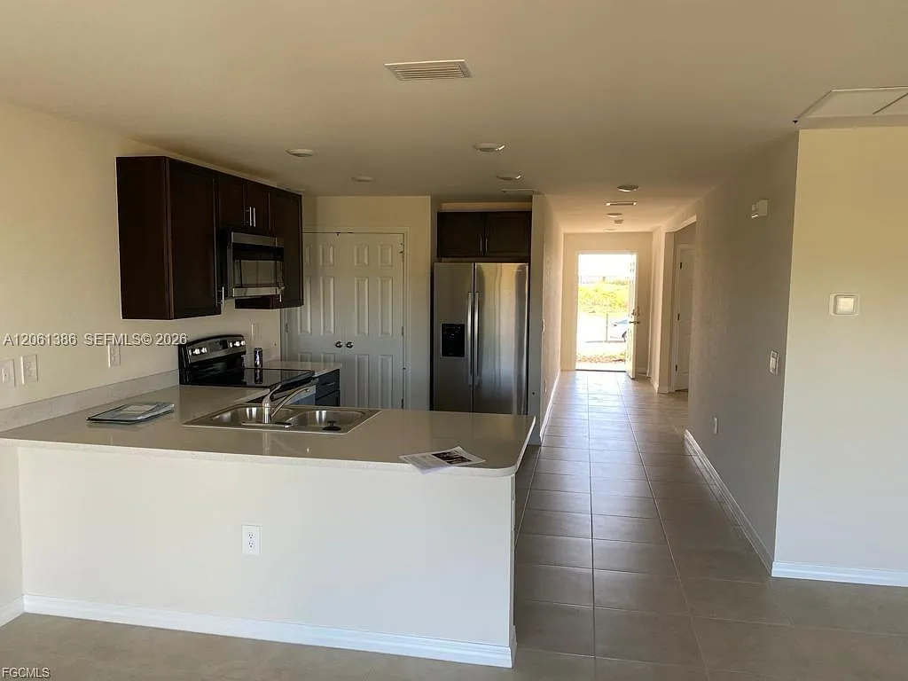 3 bed, 2.0 bath, 1367 sqft, $1,900 — Photo 3