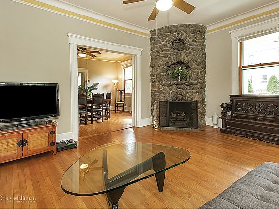 4th image of 305 Travers Ave