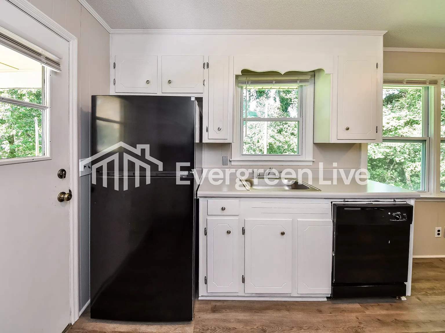 3 bed, 2.0 bath, 1456 sqft, $1,345 — Photo 3