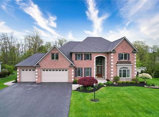 10 Starcrest Ln, Webster, NY 14580