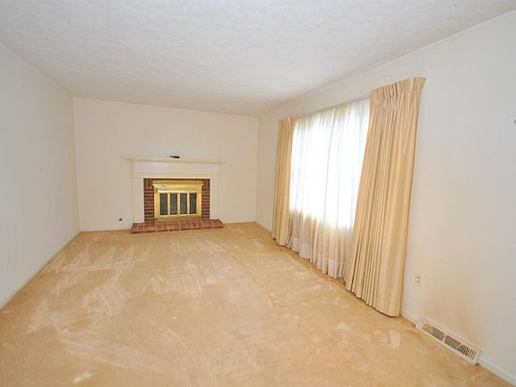 3rd image of 103 Hook Dr
