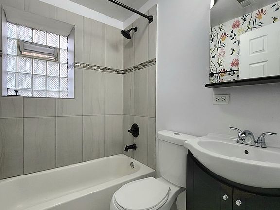 3rd image of 1941 W 21st Pl #1F