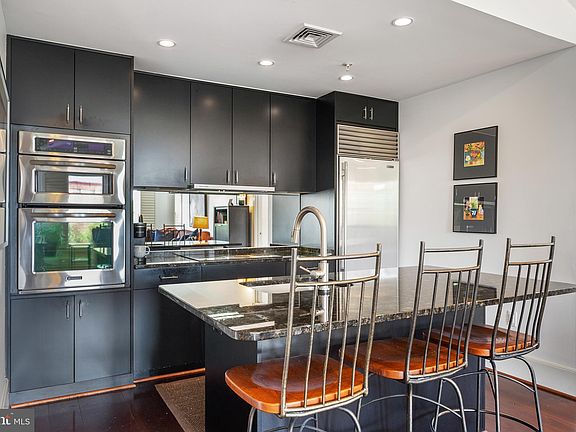 5th image of 910 Powhatan St Unit 303N