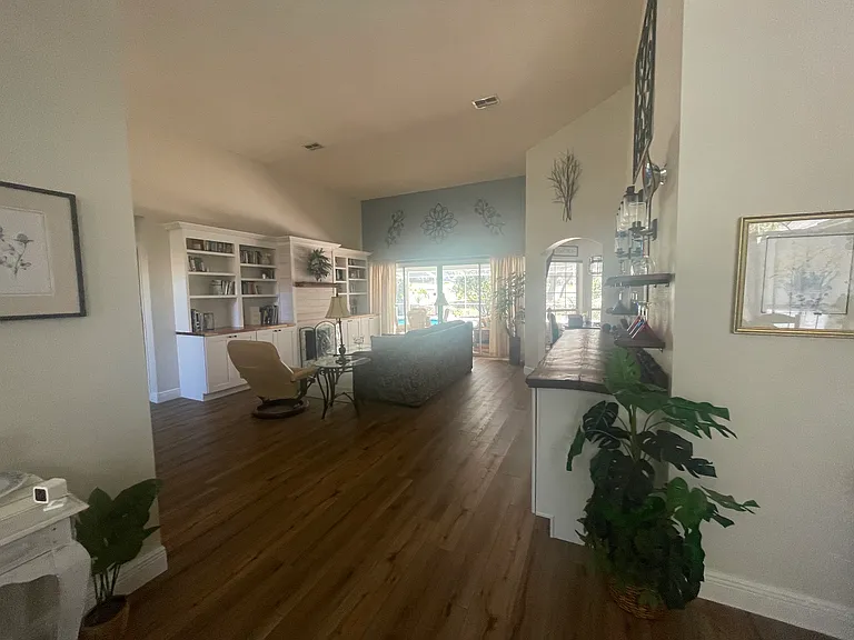 372 E Keller Ct — Photo 5
