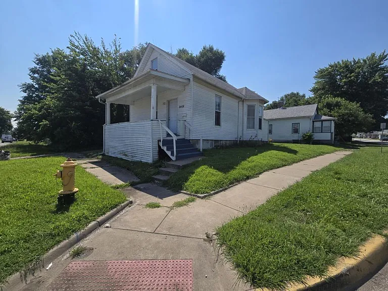 2402 5 1/2 Ave — Photo 2