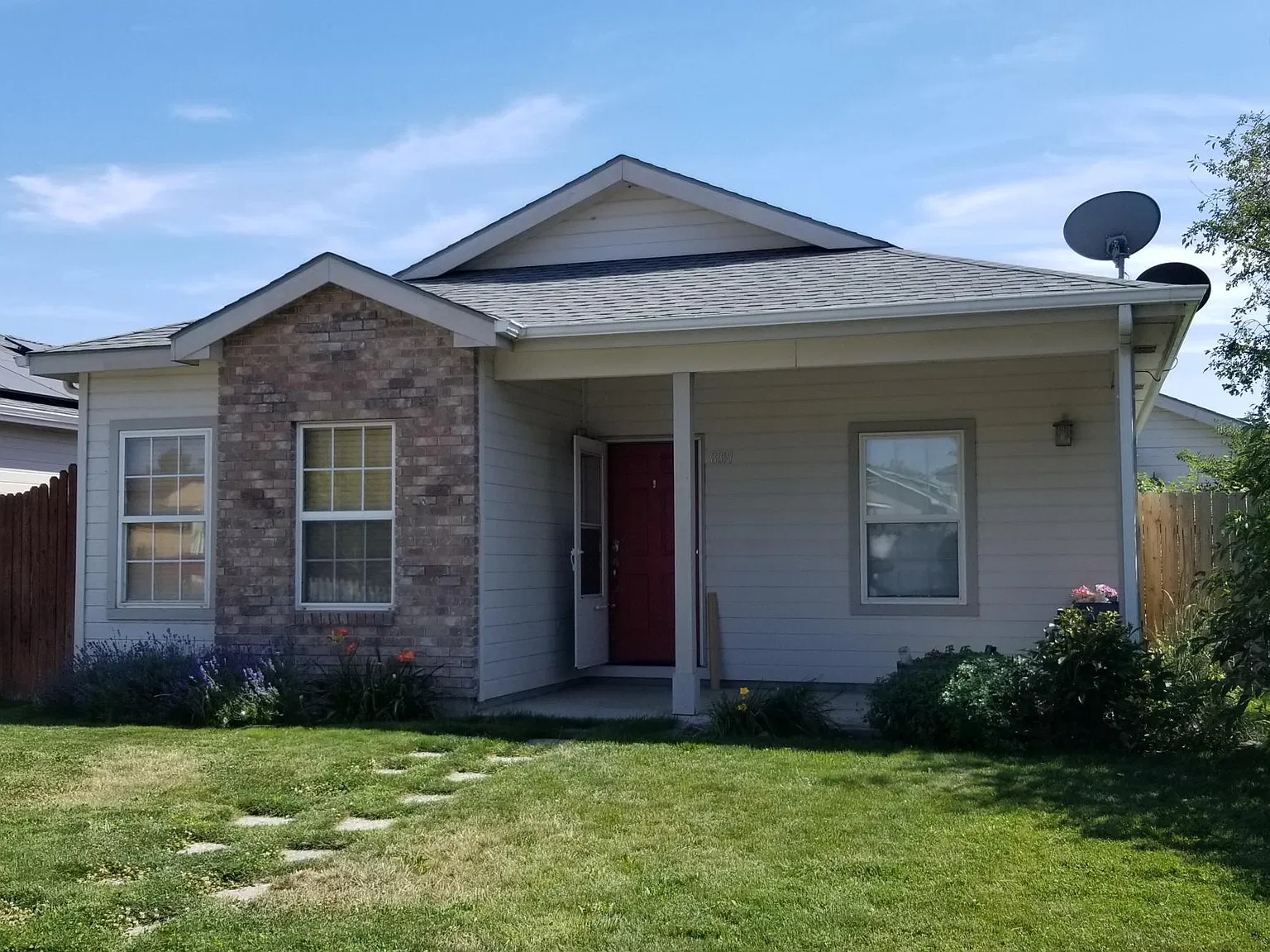 3 bed, 1315 sqft, $2,100 — Photo 1