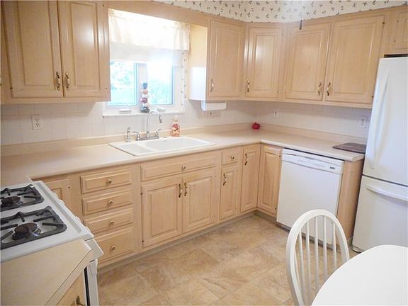 3rd image of 4944 Carlyn Dr