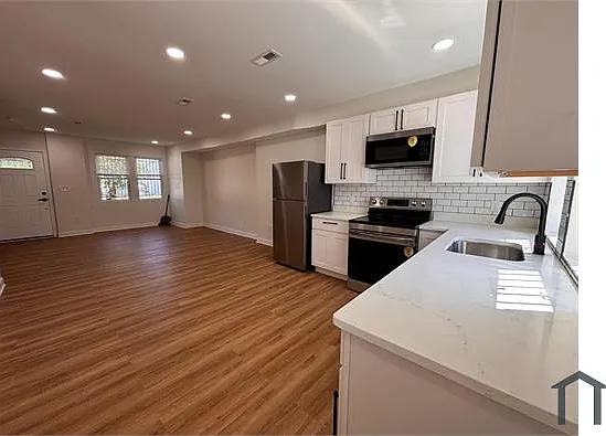 3 bed, $2,100 — Photo 2