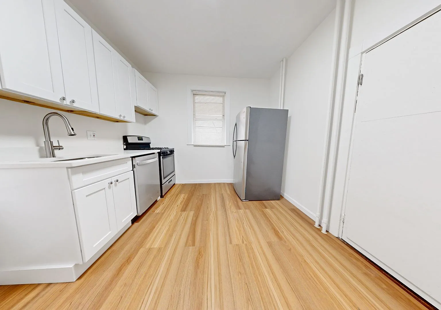 Stunning 4 bed 2 bath in beautiful Jamaica Plain — Photo 2